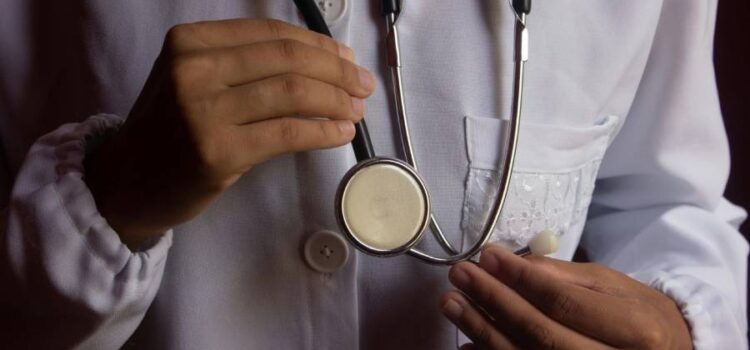 Clínico, neurologista ou cardiologista? Saiba qual médico procurar para cada sintoma